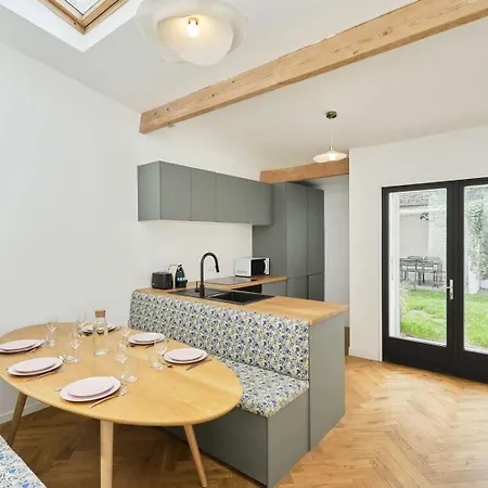 Guest house Charmante Maison 3 Avec Jardin.