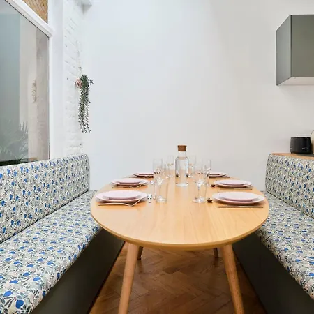 Guest house Charmante Maison 3 Avec Jardin. 4*